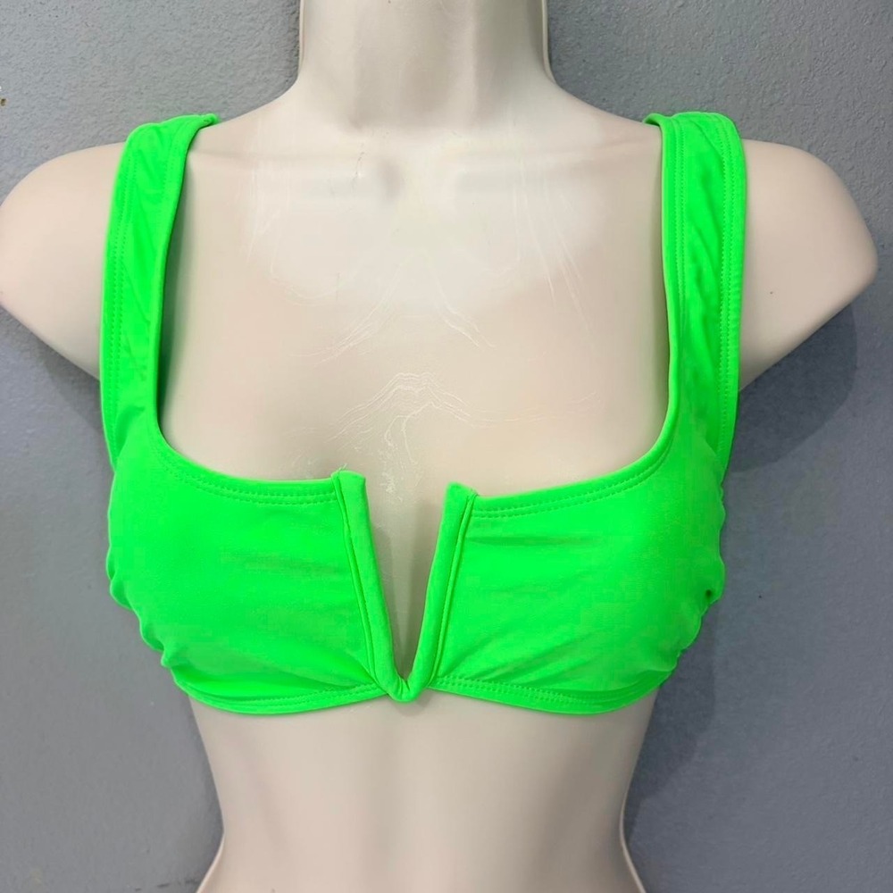 No Boundaries neon green bikini top with tie back. Padding not included. Size: M
